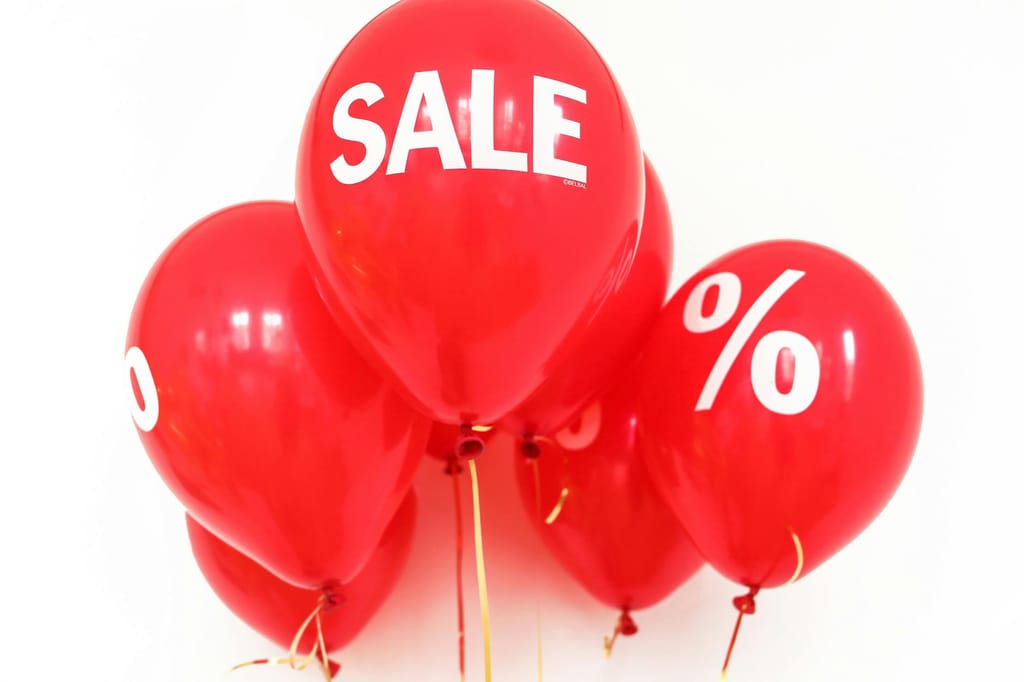 Bright red balloons with 'SALE' and '%' symbols, perfect for marketing promotions.